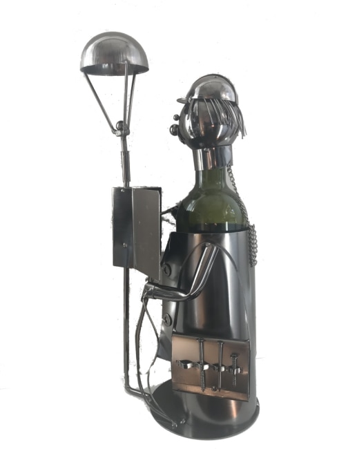 Kovový stojan na víno, motiv elektrikář s lampou
