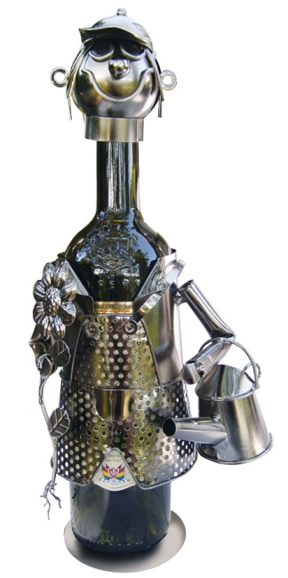 Kovový stojan na víno, motiv zahradník s konvičkou