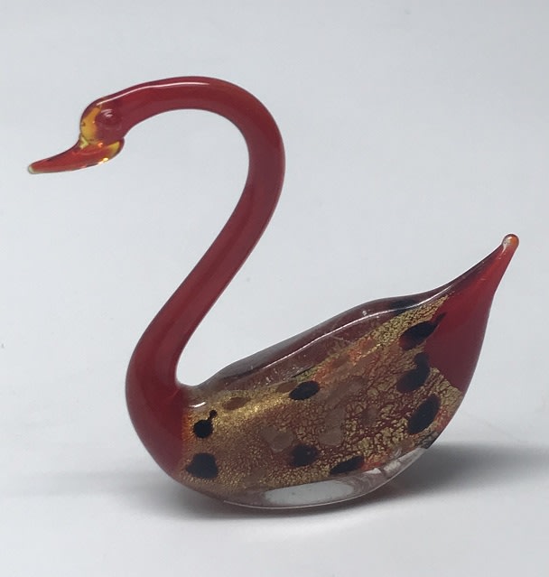 Skleněná figurka labuť červená, 70 x 10 x 60 mm